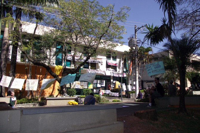 Divinópolis: Manifestantes “ameaçam” prefeito, presidente da Câmara, COPASA e TRANCID entre outras instituições fachada da camara com manifestantes